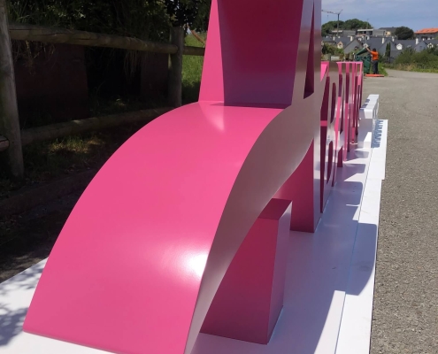 letras corpóreas gigantes en ciudades